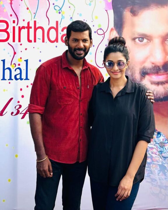 விஷாலின் 47-வது பிறந்தநாள்.! படப்பிடிப்பு தளத்தில் கேக் வெட்டி கொண்டாடிய நண்பர்கள்.! இதோ வீடியோ 15