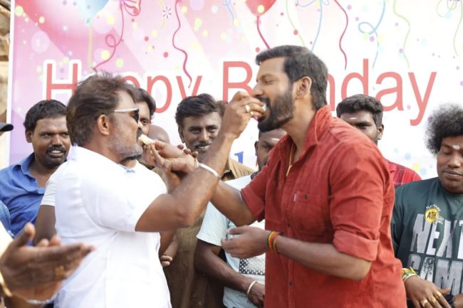 விஷாலின் 47-வது பிறந்தநாள்.! படப்பிடிப்பு தளத்தில் கேக் வெட்டி கொண்டாடிய நண்பர்கள்.! இதோ வீடியோ 5