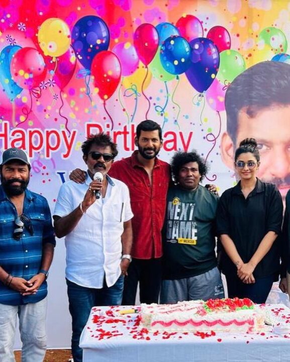 விஷாலின் 47-வது பிறந்தநாள்.! படப்பிடிப்பு தளத்தில் கேக் வெட்டி கொண்டாடிய நண்பர்கள்.! இதோ வீடியோ 13