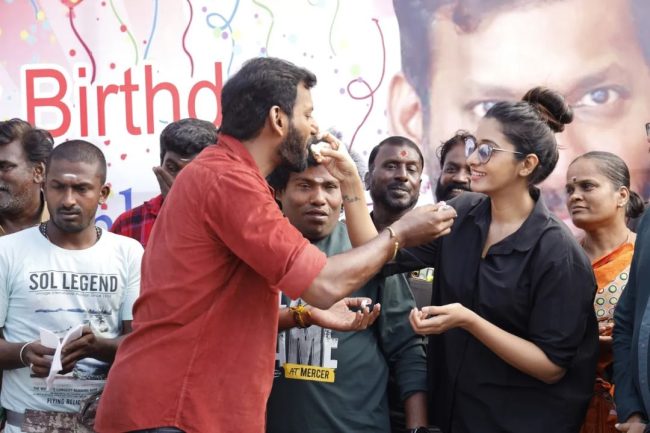 விஷாலின் 47-வது பிறந்தநாள்.! படப்பிடிப்பு தளத்தில் கேக் வெட்டி கொண்டாடிய நண்பர்கள்.! இதோ வீடியோ 7