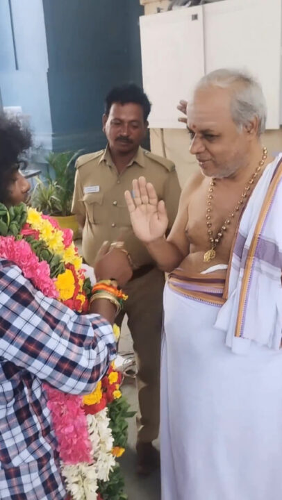 கோவிலுக்கு சென்ற யோகிபாபுவுக்கு நடந்த தீண்டாமை கொடுமை.! வைரலாகும் வீடியோ இதோ.! 3