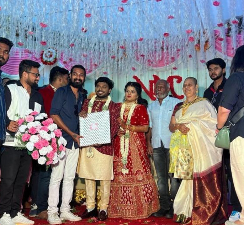 ஜிபி முத்து தொடங்கி நாஞ்சில் விஜயன் திருமண வரவேற்பில் வந்து குவிந்த பிரபலங்கள்.! இதோ வீடியோ.! 13