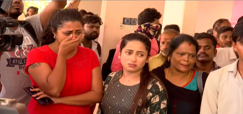 மாரிமுத்துவின் உடலைப் பார்த்து கதறி அழுத எதிர்நீச்சல் சீரியல் நடிகர்கள்.! கண்ணீர் மல்க அஞ்சலி.! 13