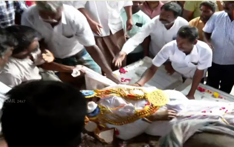 தகன மேடையில் கீழே சரிந்த உடல்.! கதறிய பிள்ளைகள்.! கம்பீரமாய் வாழ்ந்த மனிதரின் கலங்க வைக்கும் இறுதி காட்சிகள்.! 3