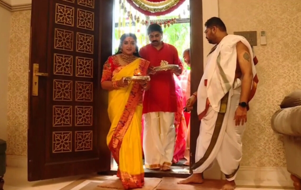 அரண்மனை போன்ற வீட்டை கட்டி முடித்துள்ள நடிகர் விஜயகுமார் மகள்.! Home Tour வீடியோ இதோ.! 21