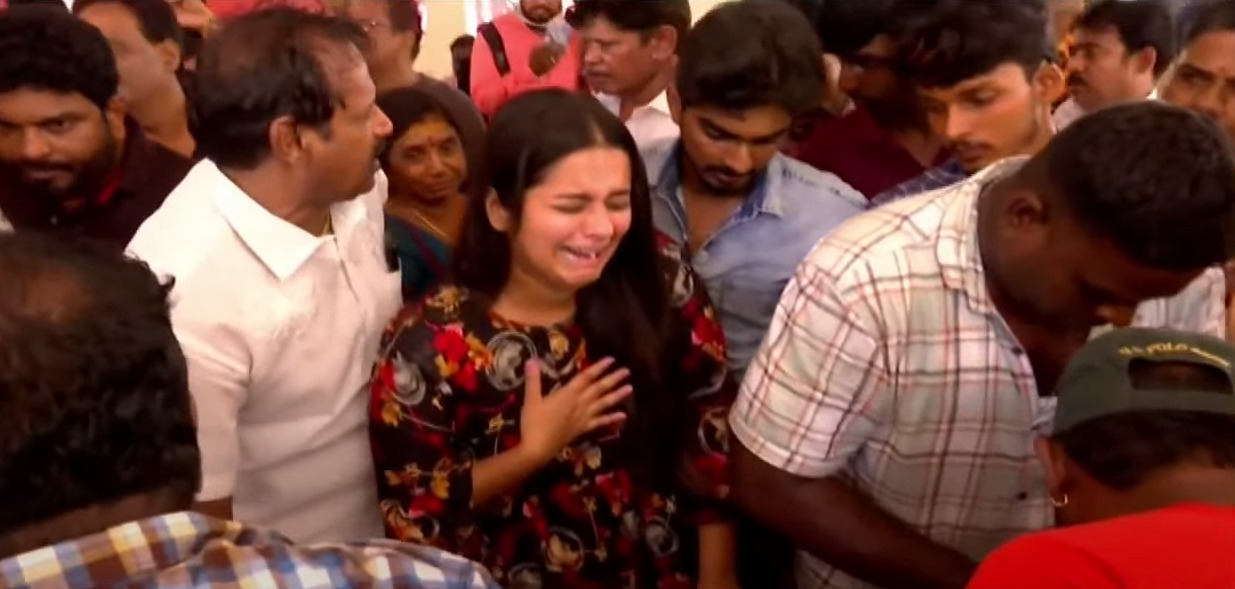 மாரிமுத்துவின் உடலைப் பார்த்து கதறி அழுத எதிர்நீச்சல் சீரியல் நடிகர்கள்.! கண்ணீர் மல்க அஞ்சலி.! 11
