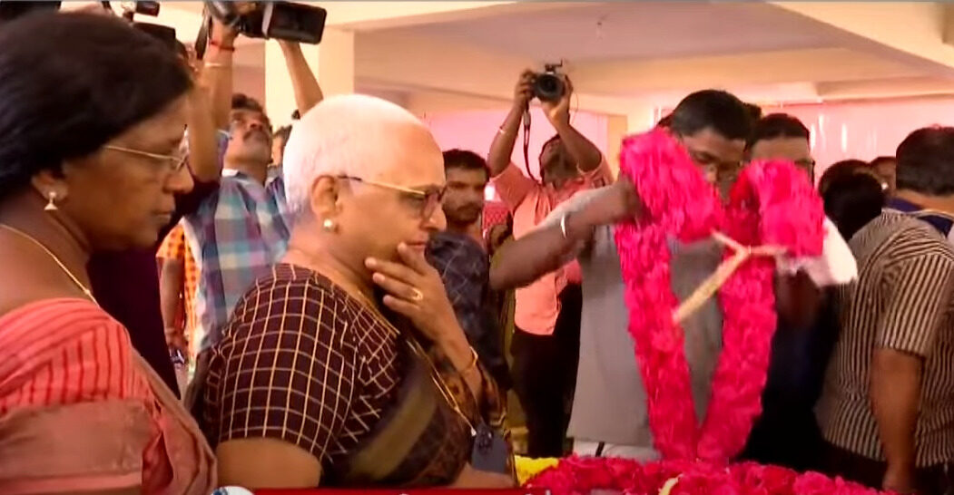 மாரிமுத்துவின் உடலைப் பார்த்து கதறி அழுத எதிர்நீச்சல் சீரியல் நடிகர்கள்.! கண்ணீர் மல்க அஞ்சலி.! 5