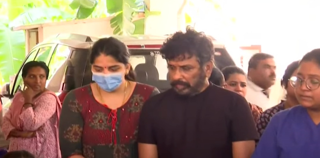 மாரிமுத்துவின் உடலைப் பார்த்து கதறி அழுத எதிர்நீச்சல் சீரியல் நடிகர்கள்.! கண்ணீர் மல்க அஞ்சலி.! 3