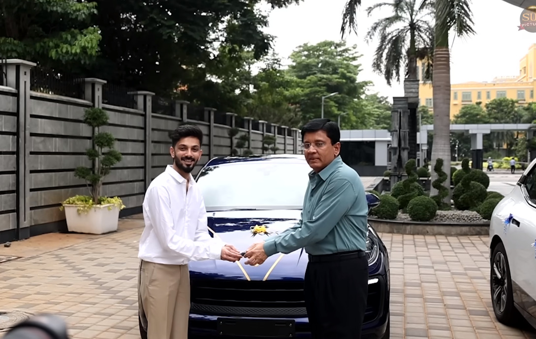 அனிருத்-க்காக மூன்று உயர் ரக கார்களை கொண்டு வந்து நிறுத்திய கலாநிதி மாறன்.! 3
