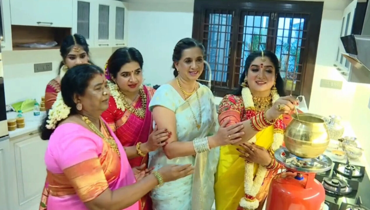 அரண்மனை போன்ற வீட்டை கட்டி முடித்துள்ள நடிகர் விஜயகுமார் மகள்.! Home Tour வீடியோ இதோ.! 5