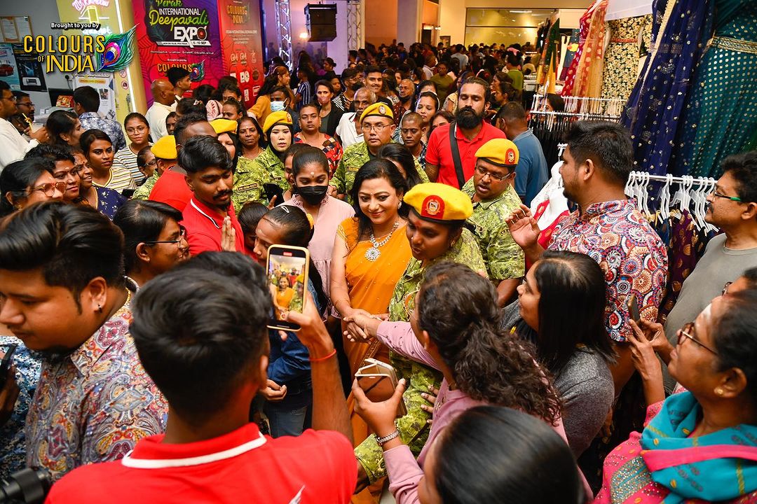 கடை திறப்பு விழாவுக்காக மலேசியா சென்ற பாக்கியலட்சுமி சீரியல் ஹீரோயின் சுசித்ரா.! சுற்றி வளைத்த பொதுமக்கள்.! 13