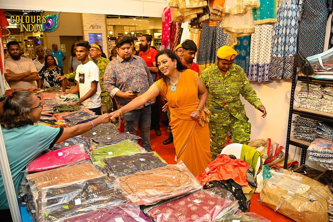 கடை திறப்பு விழாவுக்காக மலேசியா சென்ற பாக்கியலட்சுமி சீரியல் ஹீரோயின் சுசித்ரா.! சுற்றி வளைத்த பொதுமக்கள்.! 15