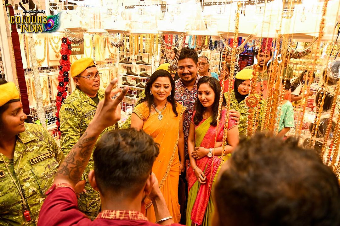 கடை திறப்பு விழாவுக்காக மலேசியா சென்ற பாக்கியலட்சுமி சீரியல் ஹீரோயின் சுசித்ரா.! சுற்றி வளைத்த பொதுமக்கள்.! 3