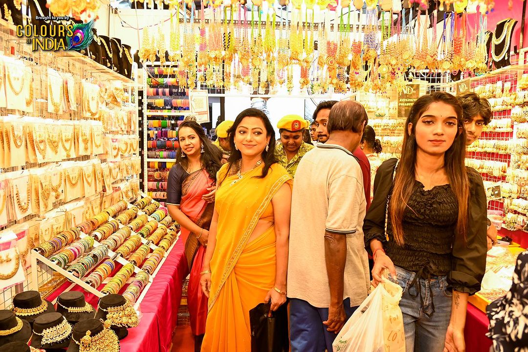 கடை திறப்பு விழாவுக்காக மலேசியா சென்ற பாக்கியலட்சுமி சீரியல் ஹீரோயின் சுசித்ரா.! சுற்றி வளைத்த பொதுமக்கள்.! 5