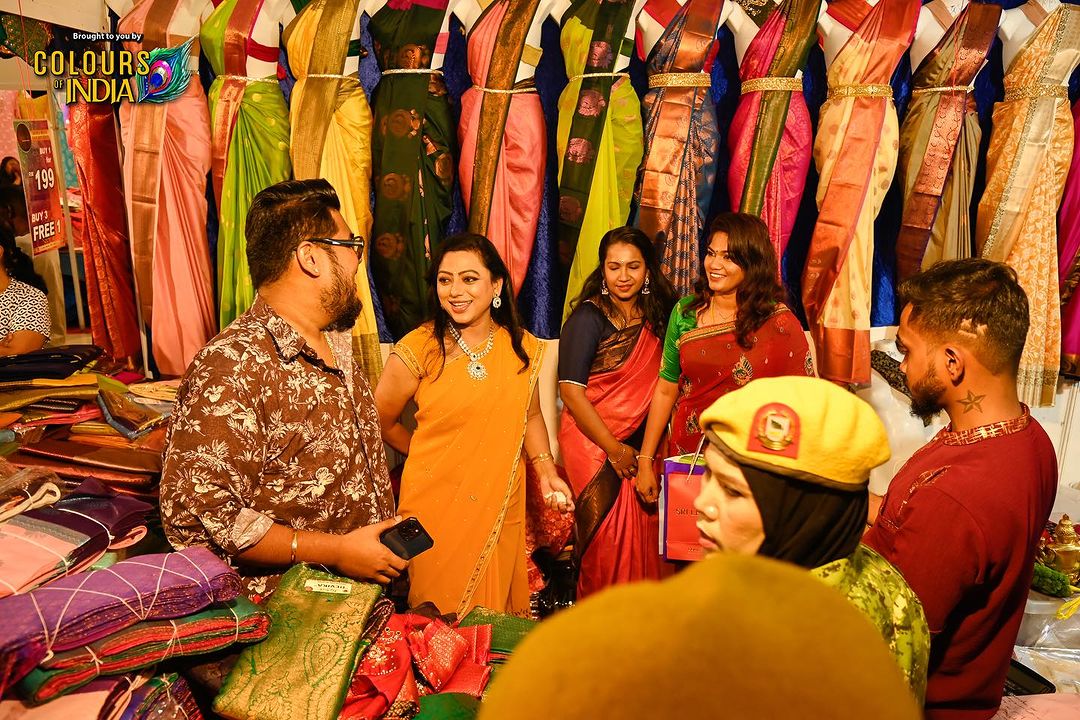 கடை திறப்பு விழாவுக்காக மலேசியா சென்ற பாக்கியலட்சுமி சீரியல் ஹீரோயின் சுசித்ரா.! சுற்றி வளைத்த பொதுமக்கள்.! 7