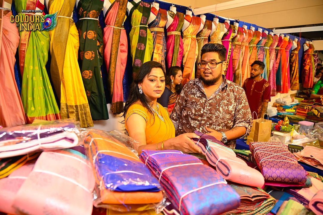 கடை திறப்பு விழாவுக்காக மலேசியா சென்ற பாக்கியலட்சுமி சீரியல் ஹீரோயின் சுசித்ரா.! சுற்றி வளைத்த பொதுமக்கள்.! 9