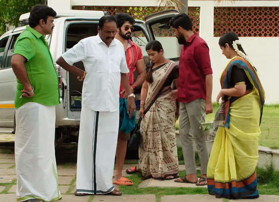 சாப்பாட்டுகளை வண்டியில் ஏற்றிக் கொண்டிருந்த நந்தினி.! கரெக்டாக என்ட்ரி கொடுத்த குண சேகரன்.! 3