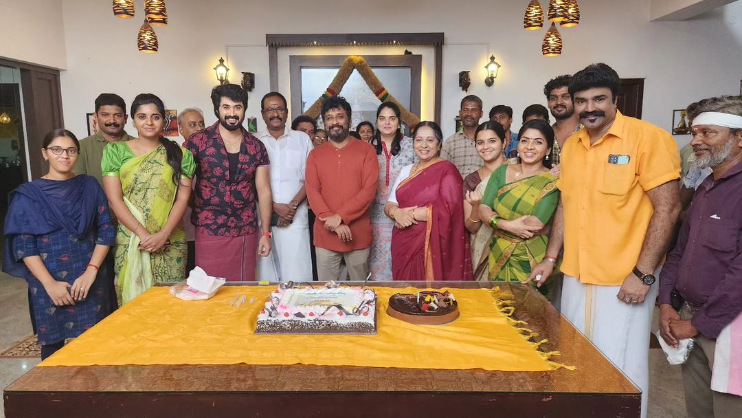 திடீரென கேக் வெட்டி கொண்டாடிய எதிர்நீச்சல் டீம்.! என்ன காரணம் தெரியுமா? எல்லாம் நல்ல விஷயம் தான்.! 3