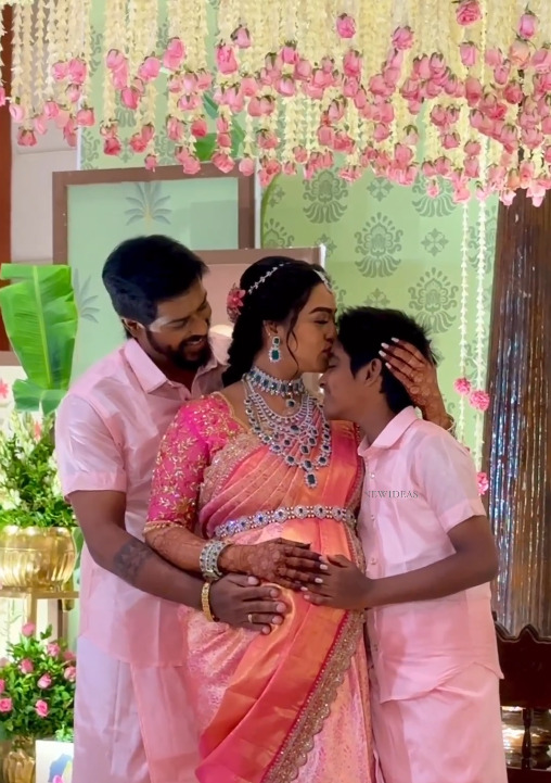 விஜய் டிவி நடிகை காயத்திரி யுவராஜுக்கு நடந்த வளைகாப்பு.! வந்து குவிந்த சின்னத்திரை நடிகர்கள்.! 7