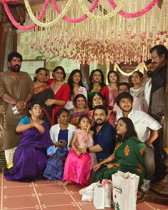 விஜய் டிவி நடிகை காயத்திரி யுவராஜுக்கு நடந்த வளைகாப்பு.! வந்து குவிந்த சின்னத்திரை நடிகர்கள்.! 19