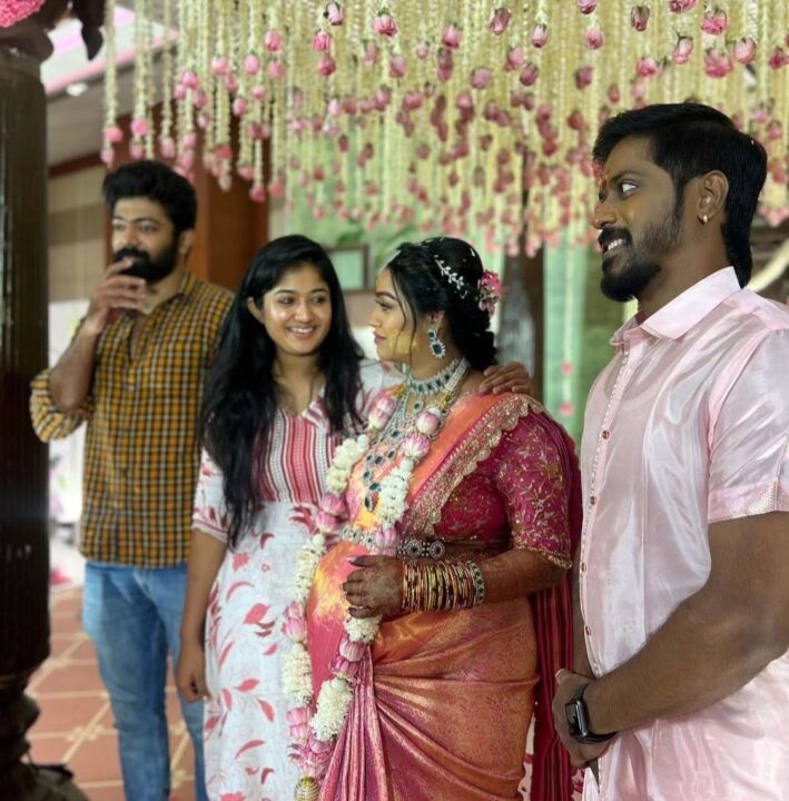 விஜய் டிவி நடிகை காயத்திரி யுவராஜுக்கு நடந்த வளைகாப்பு.! வந்து குவிந்த சின்னத்திரை நடிகர்கள்.! 11