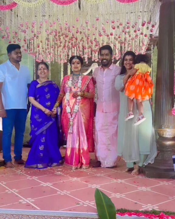 விஜய் டிவி நடிகை காயத்திரி யுவராஜுக்கு நடந்த வளைகாப்பு.! வந்து குவிந்த சின்னத்திரை நடிகர்கள்.! 17