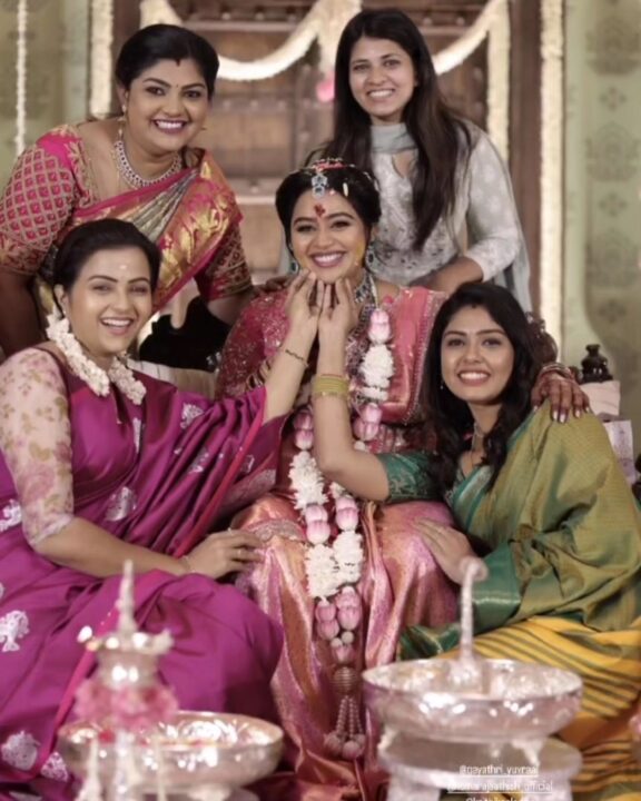 விஜய் டிவி நடிகை காயத்திரி யுவராஜுக்கு நடந்த வளைகாப்பு.! வந்து குவிந்த சின்னத்திரை நடிகர்கள்.! 15