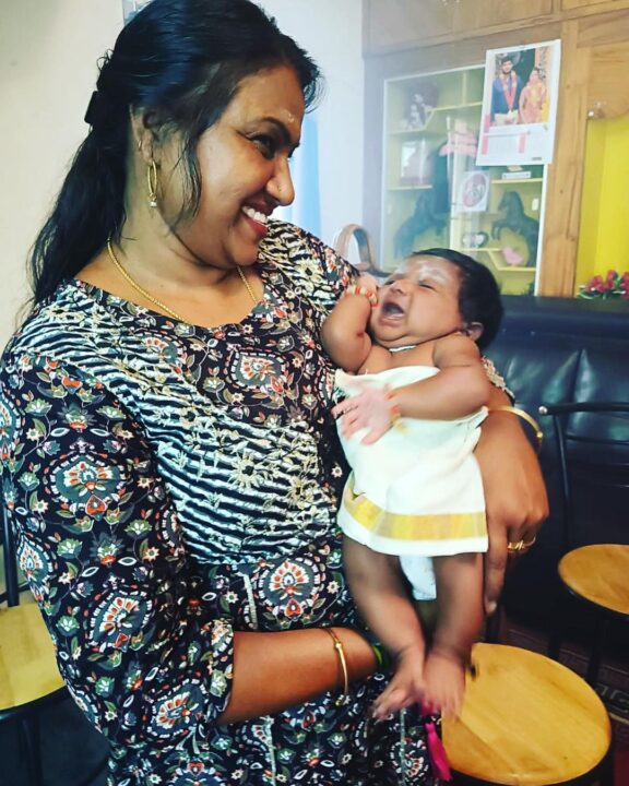 பேரனுக்கு பெயர் சூட்டு விழா நடத்திய பாக்கியலட்சுமி சீரியல் நடிகை.! வெளியான அழகிய புகைப்படங்கள்.! 15