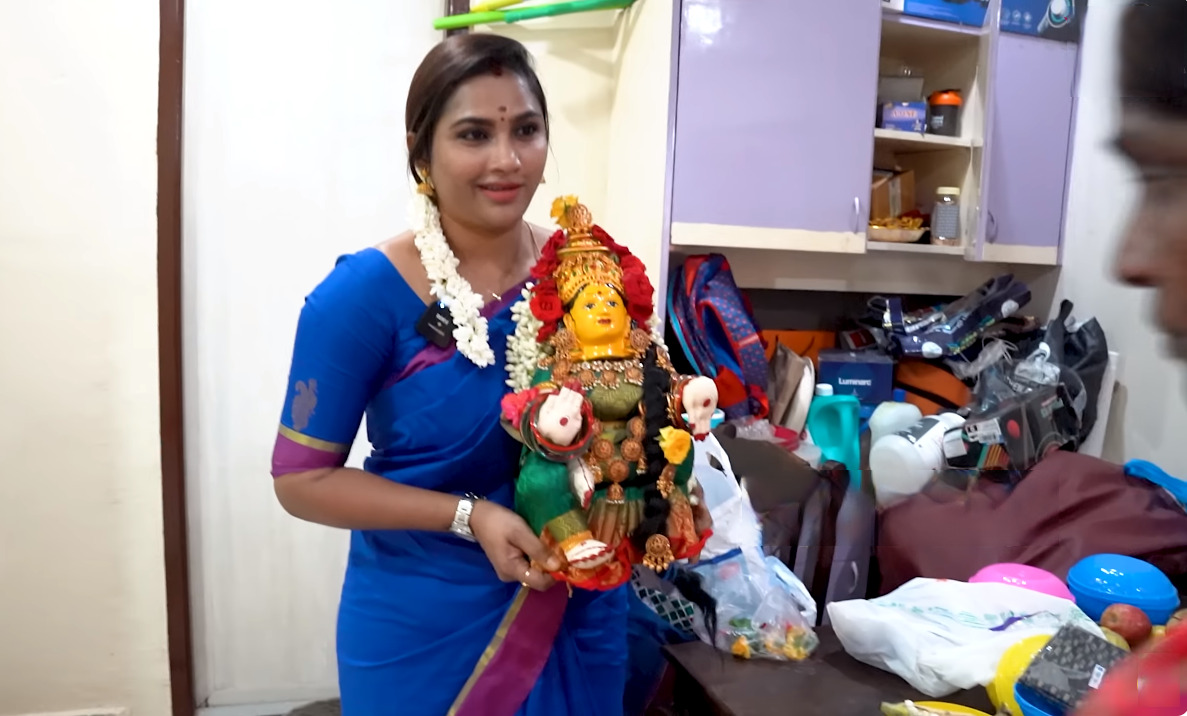 கணவருக்காக வீட்டில் வரலக்ஷ்மி பூஜை செய்த மைனா நந்தினி.! அலங்காரம் ரொம்ப அழகா இருக்கு மைனா.! 3