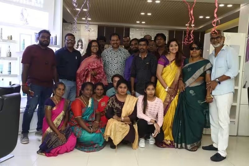 நடிப்பை கைவிட்டு சொந்தமாக தொழில் தொடங்கிய நடிகை நீலிமா ராணி.! திறப்பு விழா புகைப்படங்கள்.! 11