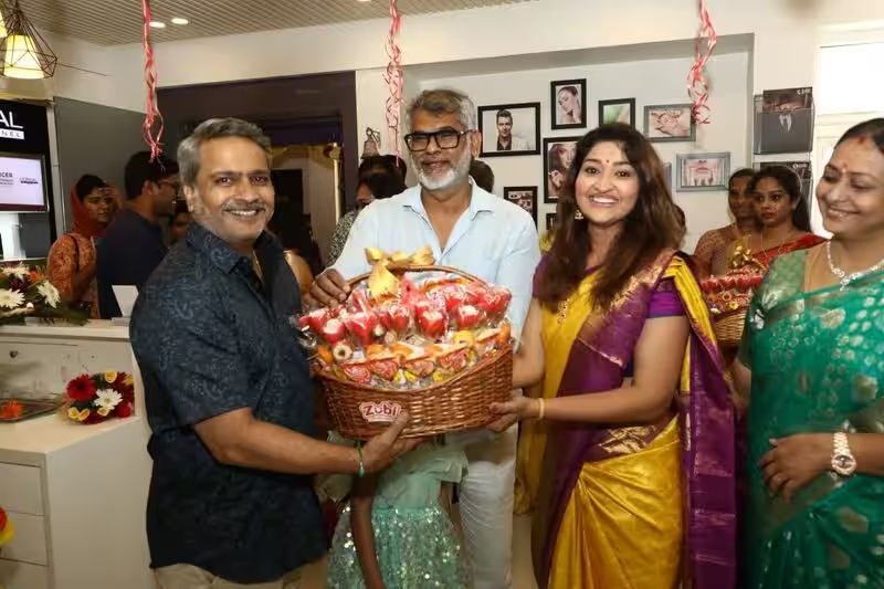 நடிப்பை கைவிட்டு சொந்தமாக தொழில் தொடங்கிய நடிகை நீலிமா ராணி.! திறப்பு விழா புகைப்படங்கள்.! 9