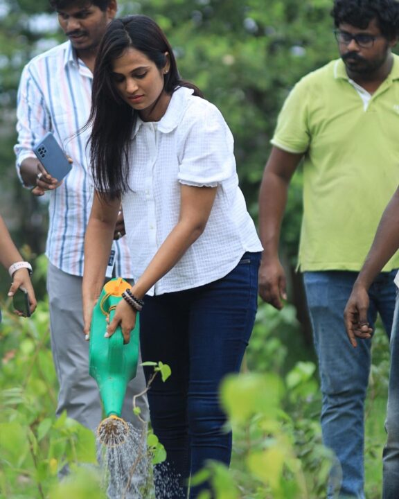 மறைந்த சின்ன கலைவாணர் விவேக் விட்டு சென்ற பணிகளை தொடர்ந்து செய்யும் ரம்யா பாண்டியன்.! 9