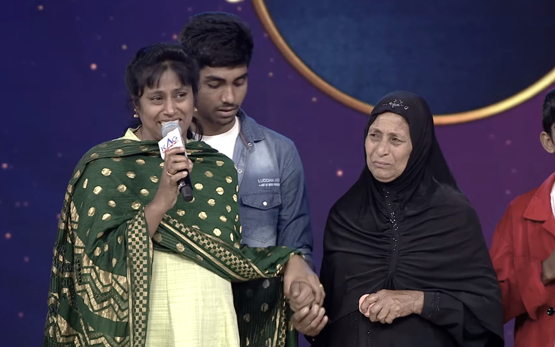 மதம் மாறி திருமணம்.! 17 ஆண்டுகளாக பேசாமல் இருந்த குடும்பத்தை அழைத்து வந்த சரிகமப மேடை.! 3