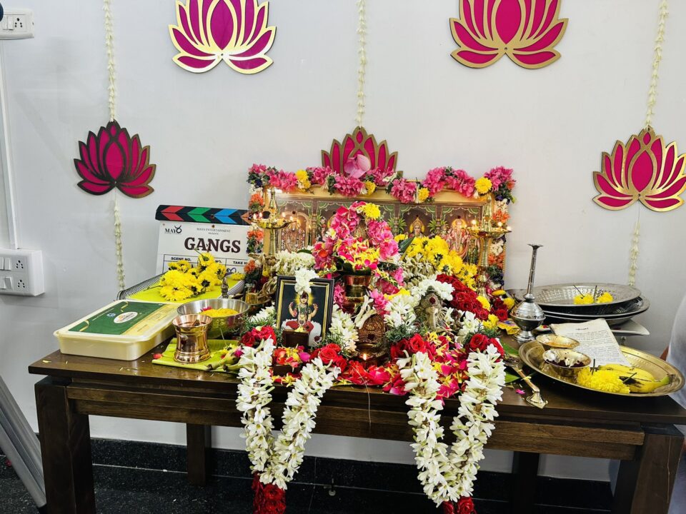 ரஜினி இளைய மகள் சௌந்தர்யா தயாரிக்கும் புது வெப் சீரிஸ் "கேங்ஸ்" பூஜையுடன் தொடக்கம்.! 5