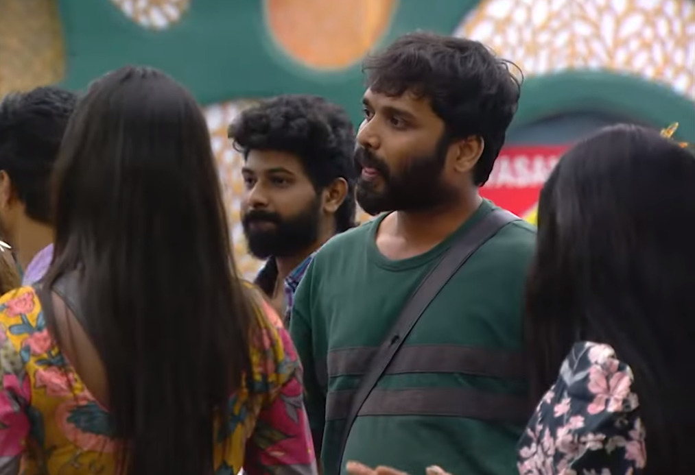 "பொம்பள பொறுக்கின்னு ஒத்துக்கிட்டு நிம்மதியா இருக்கலாம் போல" பிரதீப் ஆண்டனி போட்ட பதிவு.! 5