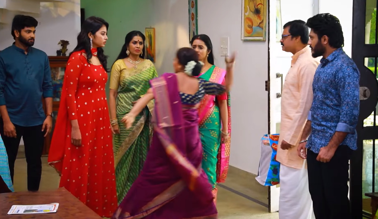 ஐஸ்வர்யா கன்னத்தில் ஓங்கி ஒரு அறை விட்ட கோடீஸ்வரி.! சும்மா தரமான சம்பவம்.! 4 ஐஸ்வர்யா கன்னத்தில் ஓங்கி ஒரு அறை விட்ட கோடீஸ்வரி.! சும்மா தரமான சம்பவம்.! 3