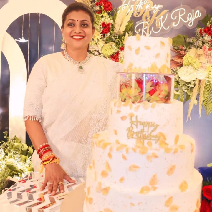 ரோஜாவின் 51வது பிறந்தநாள்.! கேக் வெட்டி பார்ட்டி வைத்து கொண்டாடிய மகன் மற்றும் கணவர்.! 3