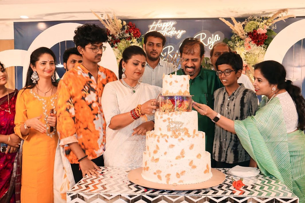 ரோஜாவின் 51வது பிறந்தநாள்.! கேக் வெட்டி பார்ட்டி வைத்து கொண்டாடிய மகன் மற்றும் கணவர்.! 9
