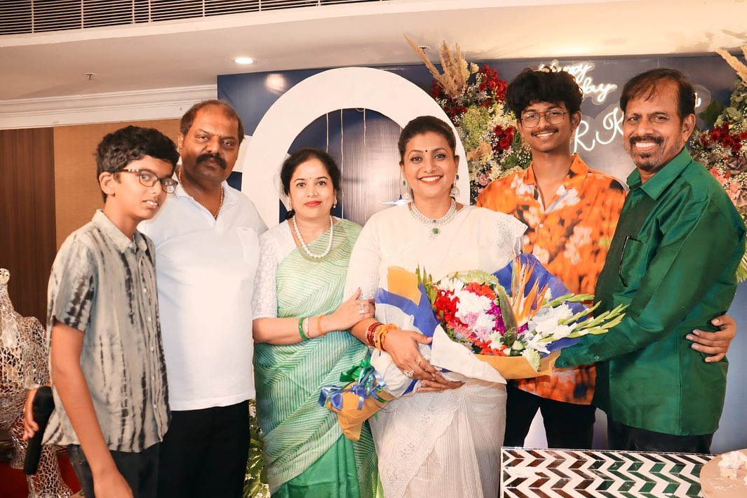 ரோஜாவின் 51வது பிறந்தநாள்.! கேக் வெட்டி பார்ட்டி வைத்து கொண்டாடிய மகன் மற்றும் கணவர்.! 7