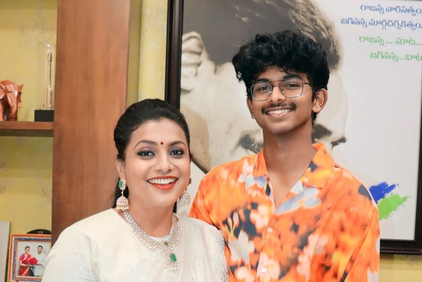 ரோஜாவின் 51வது பிறந்தநாள்.! கேக் வெட்டி பார்ட்டி வைத்து கொண்டாடிய மகன் மற்றும் கணவர்.! 11
