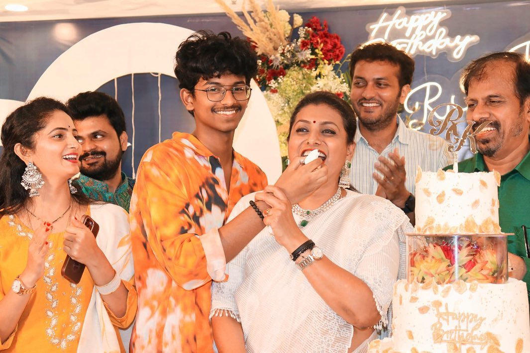 ரோஜாவின் 51வது பிறந்தநாள்.! கேக் வெட்டி பார்ட்டி வைத்து கொண்டாடிய மகன் மற்றும் கணவர்.! 13
