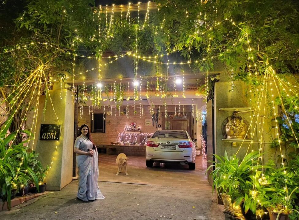 வண்ண விளக்குகளால் ஜொலிக்கும் நடிகை குஷ்பூ வீடு.! குடும்பத்துடன் தீபாவளி கொண்டாடிய கலக்கல் போட்டோஸ்.! 3