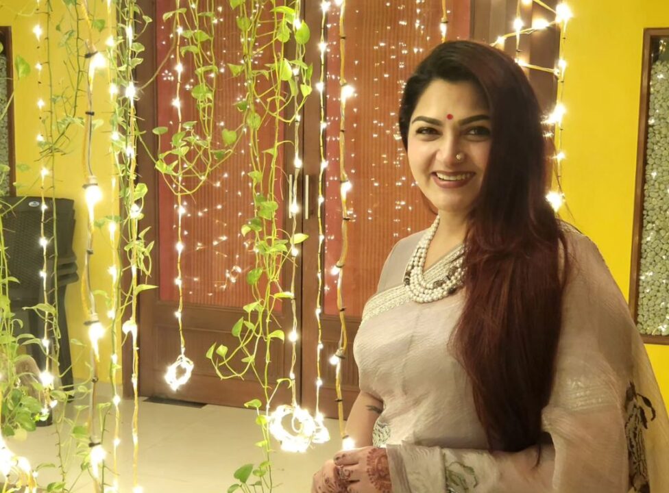 வண்ண விளக்குகளால் ஜொலிக்கும் நடிகை குஷ்பூ வீடு.! குடும்பத்துடன் தீபாவளி கொண்டாடிய கலக்கல் போட்டோஸ்.! 5