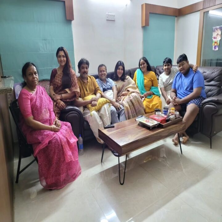 வண்ண விளக்குகளால் ஜொலிக்கும் நடிகை குஷ்பூ வீடு.! குடும்பத்துடன் தீபாவளி கொண்டாடிய கலக்கல் போட்டோஸ்.! 19