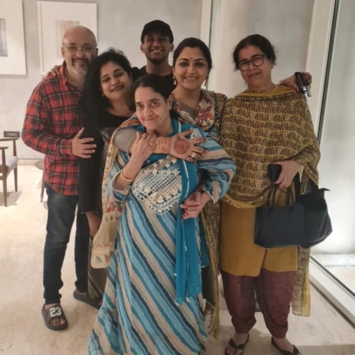 வண்ண விளக்குகளால் ஜொலிக்கும் நடிகை குஷ்பூ வீடு.! குடும்பத்துடன் தீபாவளி கொண்டாடிய கலக்கல் போட்டோஸ்.! 17