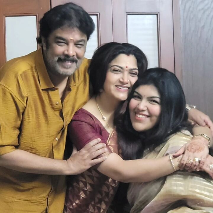 வண்ண விளக்குகளால் ஜொலிக்கும் நடிகை குஷ்பூ வீடு.! குடும்பத்துடன் தீபாவளி கொண்டாடிய கலக்கல் போட்டோஸ்.! 15