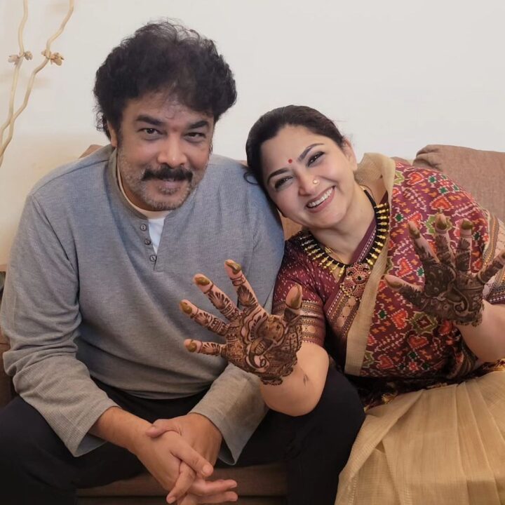 வண்ண விளக்குகளால் ஜொலிக்கும் நடிகை குஷ்பூ வீடு.! குடும்பத்துடன் தீபாவளி கொண்டாடிய கலக்கல் போட்டோஸ்.! 11