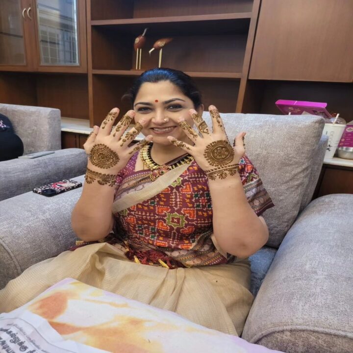 வண்ண விளக்குகளால் ஜொலிக்கும் நடிகை குஷ்பூ வீடு.! குடும்பத்துடன் தீபாவளி கொண்டாடிய கலக்கல் போட்டோஸ்.! 9