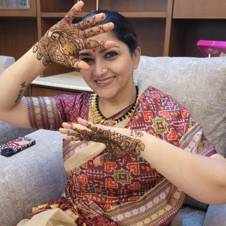 வண்ண விளக்குகளால் ஜொலிக்கும் நடிகை குஷ்பூ வீடு.! குடும்பத்துடன் தீபாவளி கொண்டாடிய கலக்கல் போட்டோஸ்.! 7
