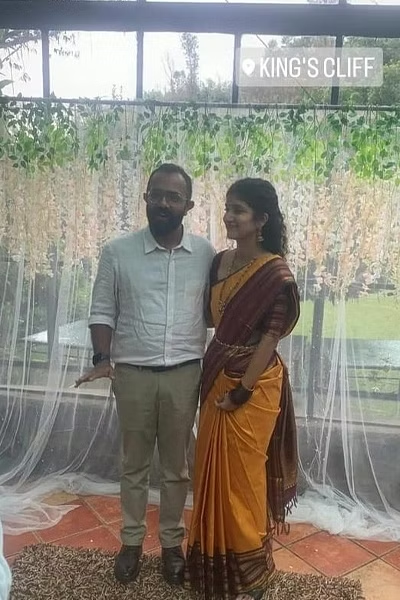 'குட் நைட்' கதாநாயகிக்கு திருமணம்.! வருங்கால கணவருடன் எடுத்த புகைப்படங்கள் இதோ.! 11